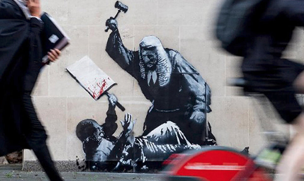 Banksy kūrinys ant Karali&scaron;kųjų teisingumo rūmų sienos