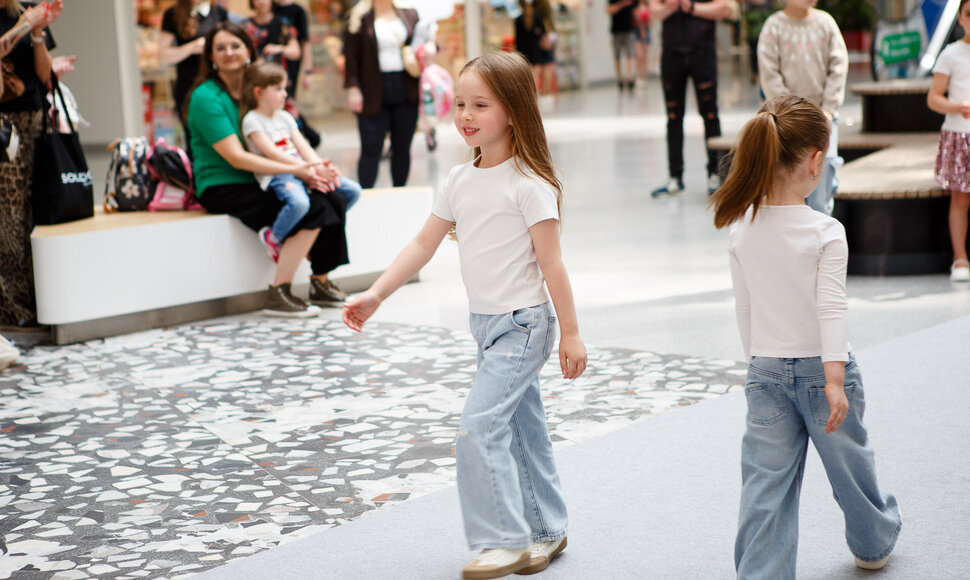 Vasaros mados tendencijos vaikams ir jaunimui: &bdquo;Vilnius Outlet&ldquo; pristatytas bendras &bdquo;Catwalk&ldquo; bei &bdquo;Mažoji Mis&ldquo; renginys