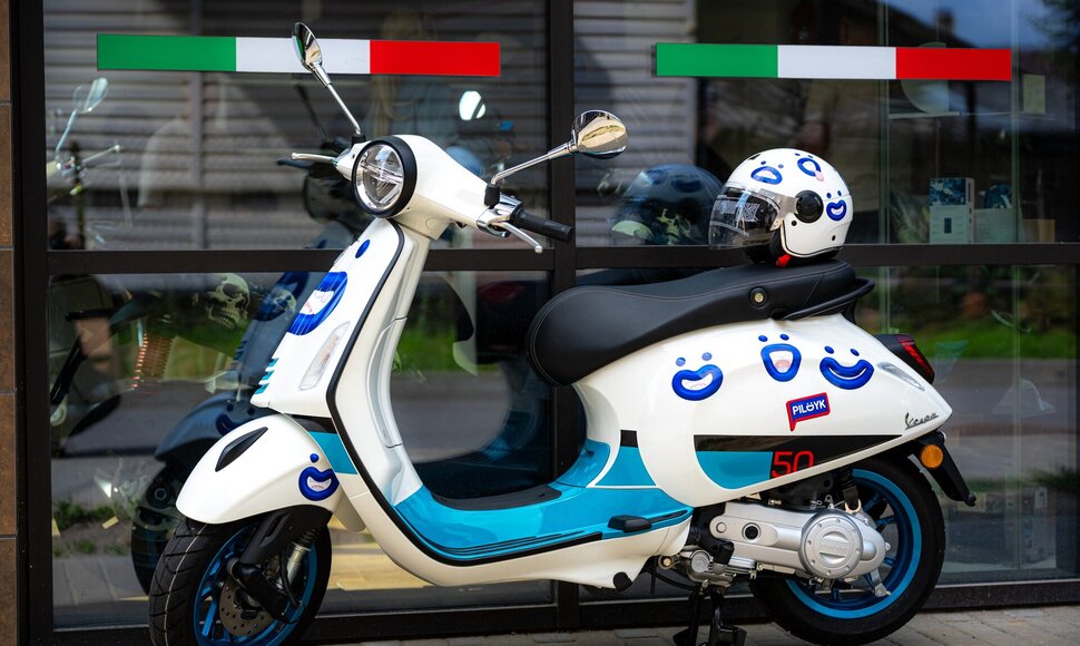 Laimėjo vasarišką prizą: „Pildyk“ klientė Vanesa namo parvyko naujutėle „Vespa“