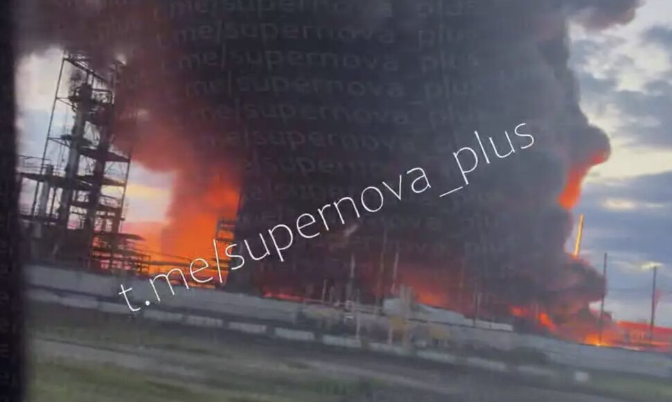 Gaisras NS-Oil naftos perdirbimo gamykloje Novospaskojo miestelyje