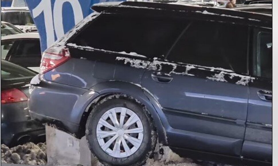 Automobilis Kauno „Akropolio“ aikštelėje