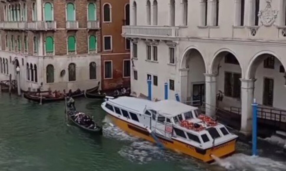 Kelto susidūrimas su gondolomis Venecijoje