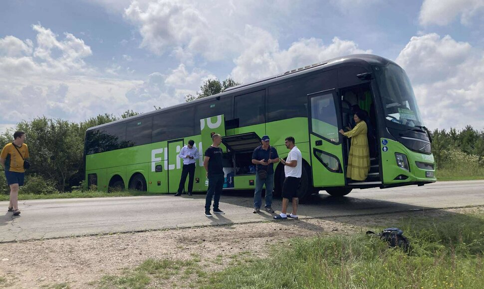 Autobusas nuvažiavo nuo kelio