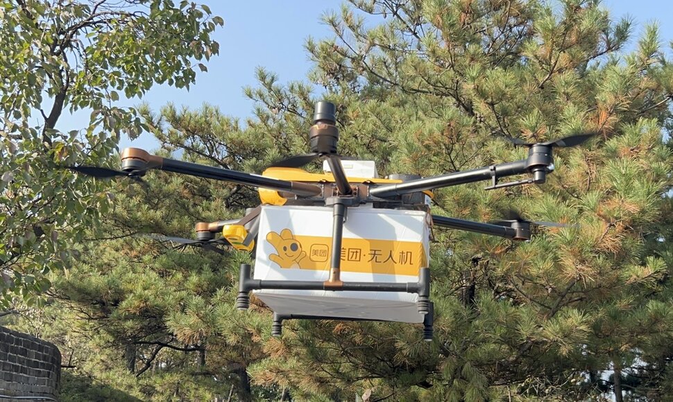 Dronas pristato maistą (asociatyvi nuotrauka)