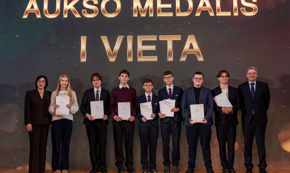 Mokslų akademijoje apdovanoti Lietuvai tarptautinėse olimpiadose atstovavę mokiniai