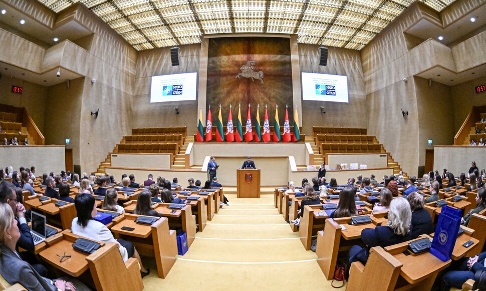 Seime apdovanoti nacionalinio moksleivių rašinių konkurso „Mes esame NATO“ nugalėtojai