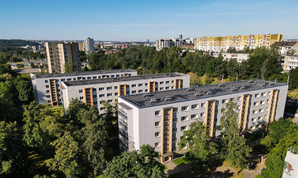 Nuo geoterminio &scaron;ildymo iki saulės jėgainių: po renovacijos daugiabučiai gali tapti beveik nulinės tar&scaron;os pastatais
