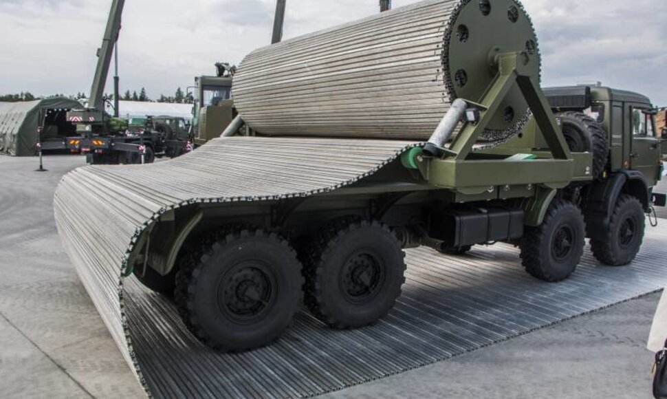KRVD transporto priemonė, laikinųjų kelių tiesimo sistema. Militarnyi.com nuotr.