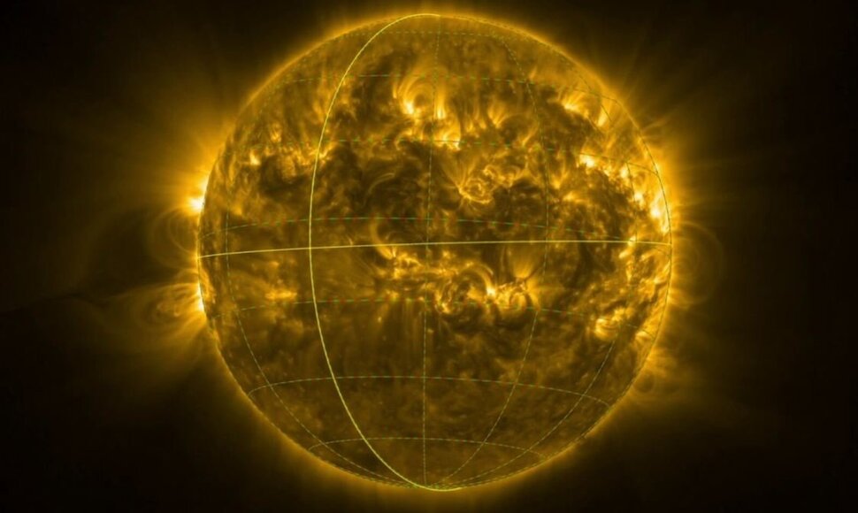Saulė ir jos pietinis a&scaron;igalis apačioje. &bdquo;Solar Orbiter&ldquo; programa. Europos kosmoso agentūros (ESA) nuotr.