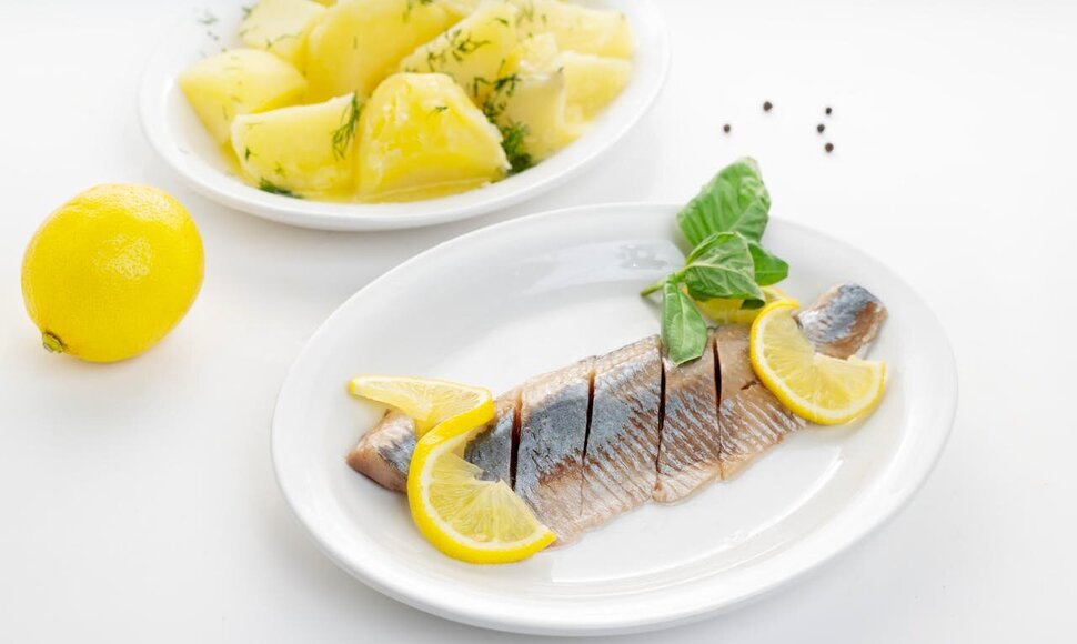 &Scaron;ventinis stalas be streso: du pigūs ir greitai paruo&scaron;iami silkės patiekalai