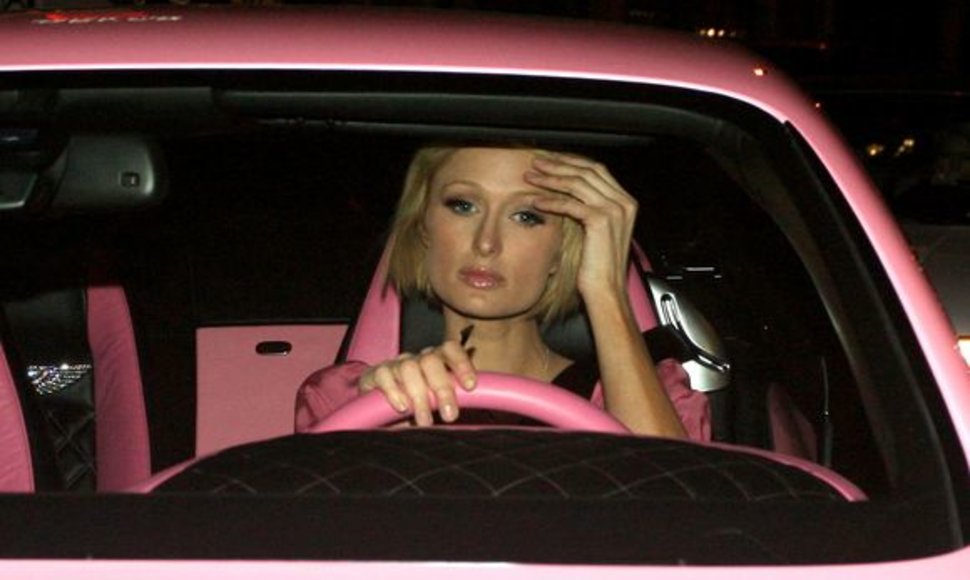 Paris Hilton automobilyje