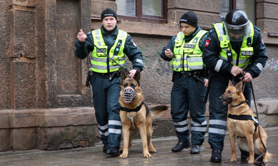 Policininkai su šunimis