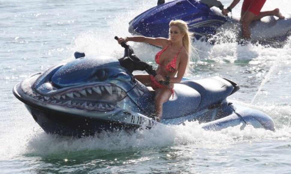 Shauna Sand ant vandens motociklo