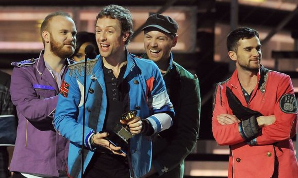 Chrisas Martinas ir kiti grupės „Coldplay“ nariai apdovanoti už geriausią roko albumą.
