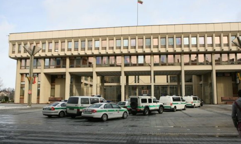 Policijos mašinos prie Seimo