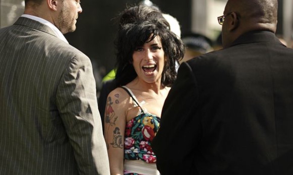 Amy Winehouse šypsena