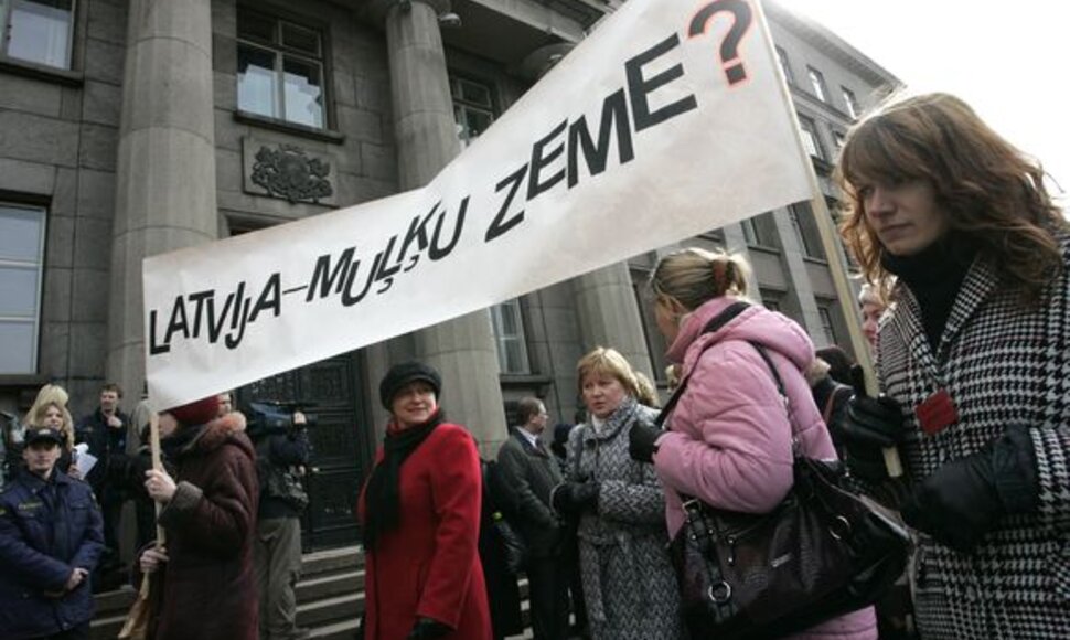 Mokytojai su plakatu