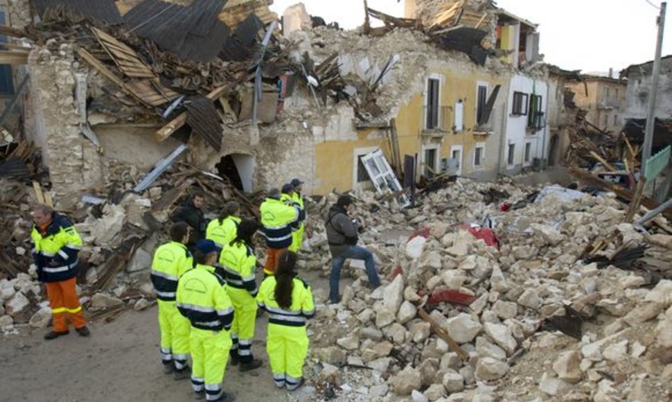 Gelbėtojai apžiūro žemės drebėjimo padarinius.