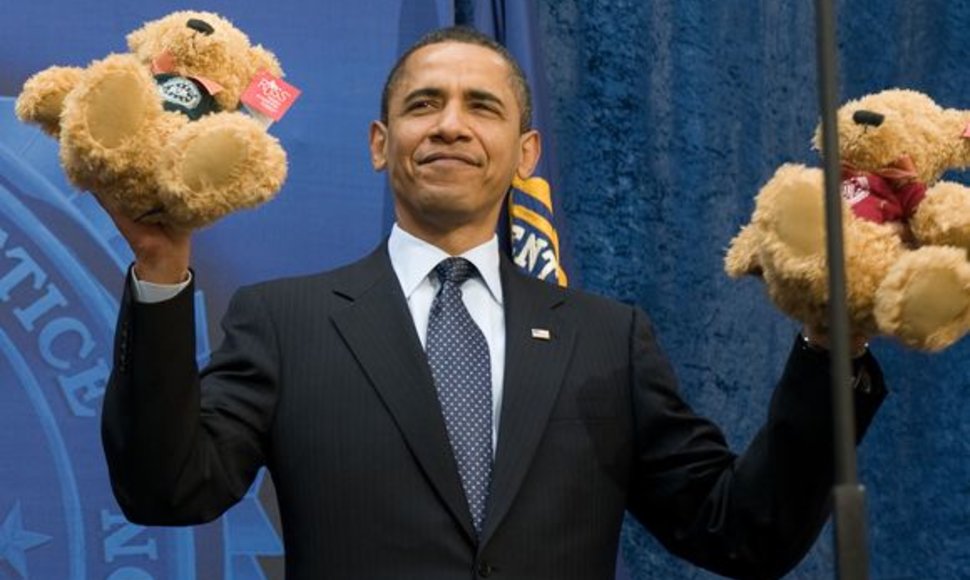 Barackas Obama laiko pliušinius meškiukus.