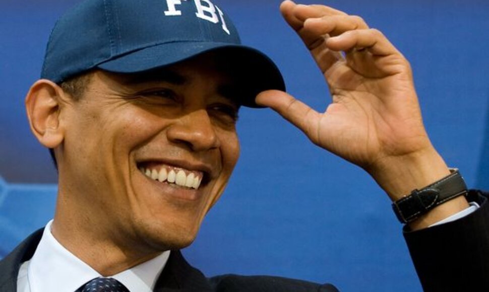 Barackas Obama matuojasi gautą FTB pareigūno kepuraitę.