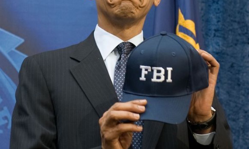 Iš Baracko Obamos mimikos sunku suvokti, ar jis džiaugiasi gauta kepuraite. 