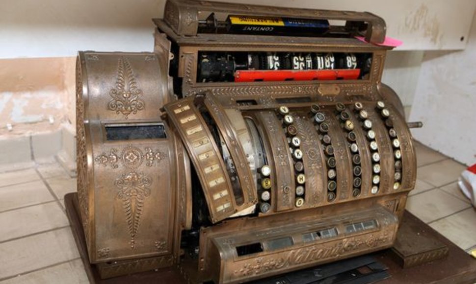 E.Juškevičiaus teigimu, šis antikvarinis kasos aparatas buvo naudojamas Olandijoje. Pašnekovo teigimu, jo būklė prasta. Jei nepavyks restauruoti – bus detalės kitiems kasos aparatams. 