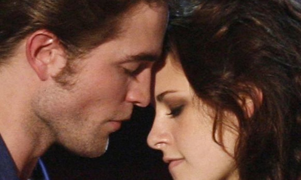 Robertas Pattinsonas ir Kristen Stewart apdovanoti už geriausią bučinį filme „Saulėlydis“.