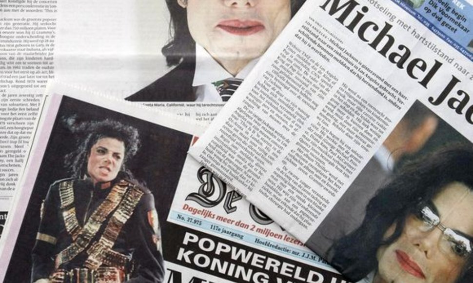 Laikraščiai pranešantys apie Michaelo Jacksono mirtį.
