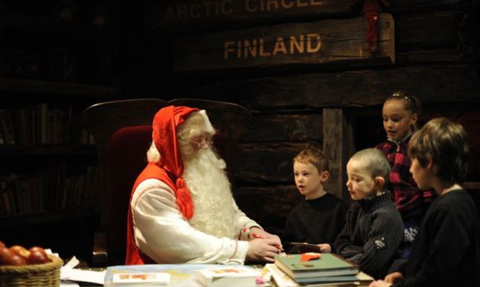 Kalėdų Senelis bendrauja su vaikais