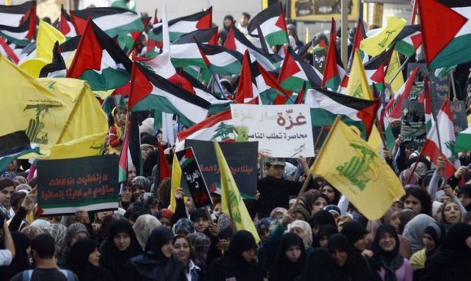 Mosikuojama Palestinos vėliavomis.