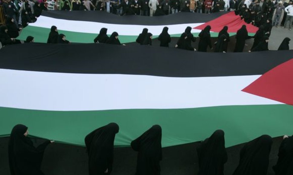 Nešama didelė Palestinos vėliava.