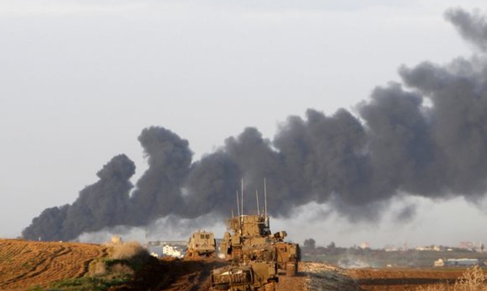 Izraelio tankai juda link Gazos ruožo.