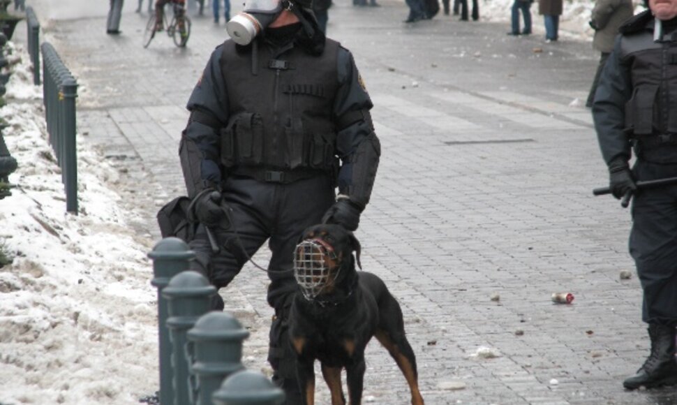 Policininkas su šuniu