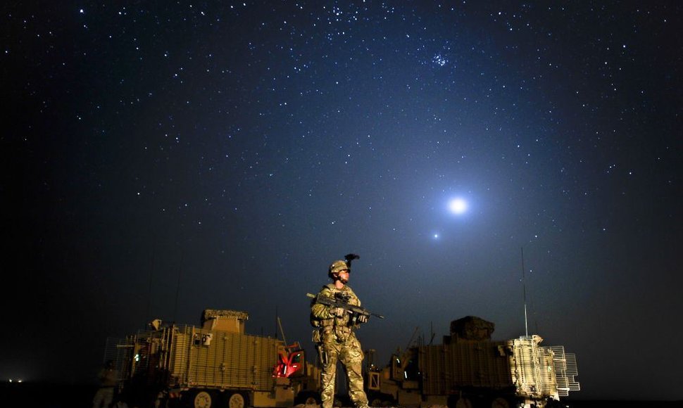 Velso karališkųjų karinių pajėgų seržantas Jon Van Zyl stebi Veneros ir Jupiterio suartėjimą
