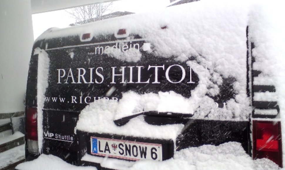 Paris Hilton vardu pavadintas limuzinas prie klubo Pacha
