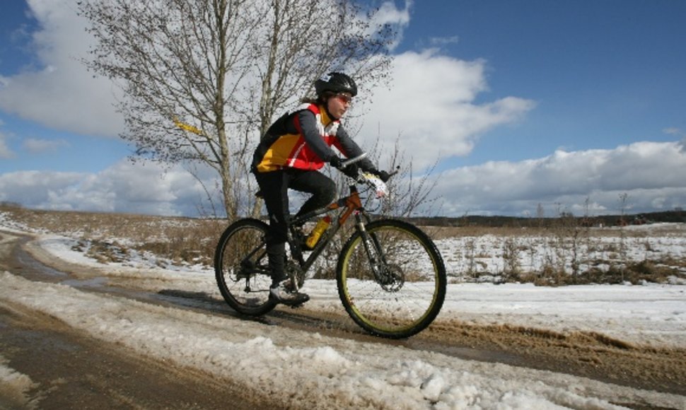 Naujo sezono atidarymą dviratininkai, nepaisydami sniego, minėjo maratono varžybomis Semeliškėse, Trakų rajone.