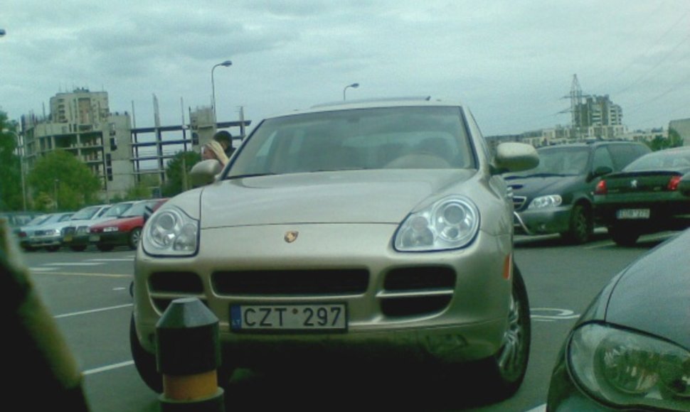 Porsche neįgaliųjų vietoje