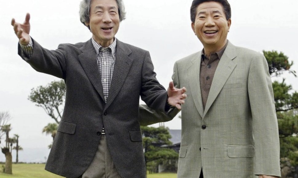 Pietų Korėjos prezidentas Roh Moo-Hyunas (dešinėje) su Japonijos premjeru Junichiro Koizumi. 
