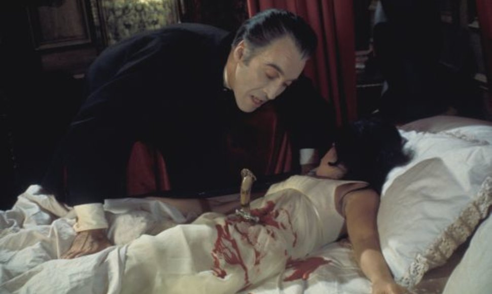 Aktorius Christopheris Lee ir Anoushka Hempel filme „Drakula“ (1970)