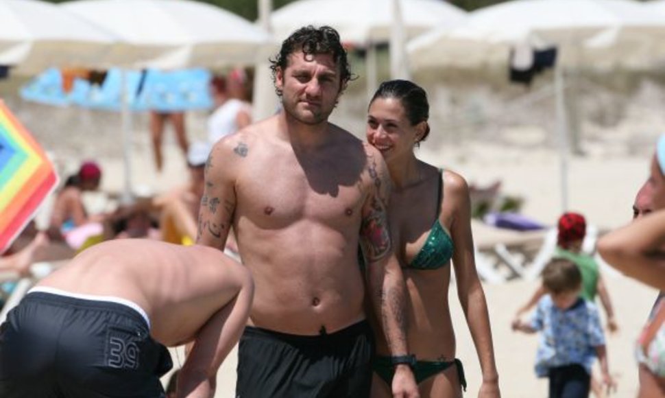 Futbolininkas Ch.Vieris su drauge Melissa paplūdimyje