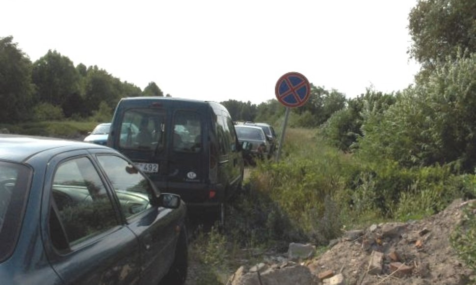 Fotopolicija. Automobilių statymo ypatumai Monciškėse.