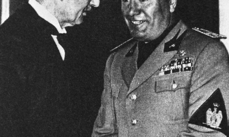 D.Britanijos premjeras Neville'as Chamberlainas ir Benito Mussolini