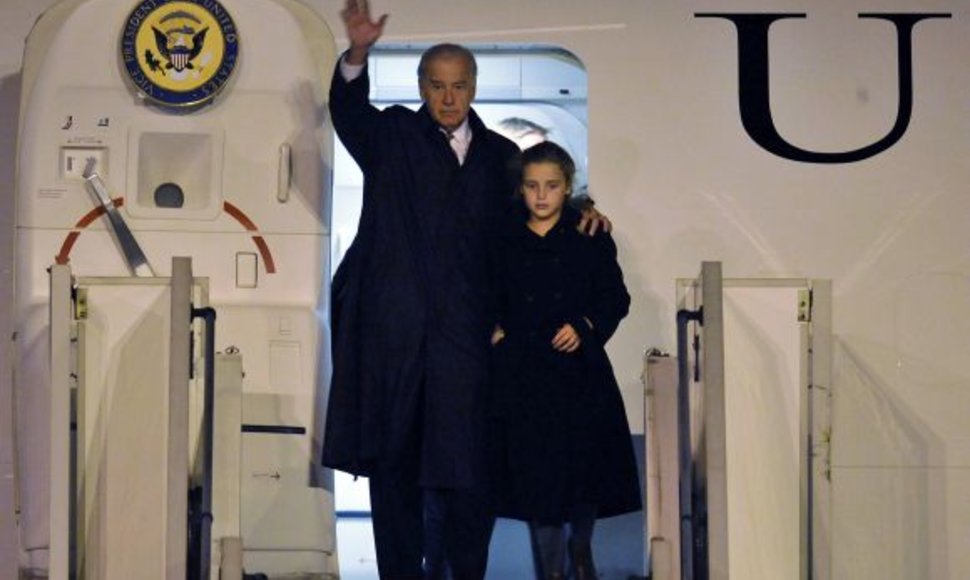 Josephas Bidenas su vaikaite Finnegan James Biden Prahos oro uoste.