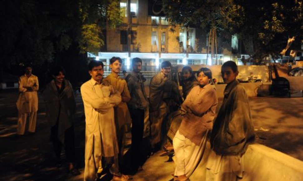 Pakistano gyventojai prasidėjus žemės drebėjimui išėjo į gatvę.