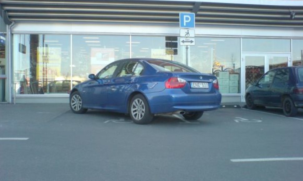 Fotopolicija: BMW prie „Banginio“ prekybos centro