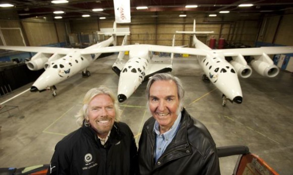 Kosminės kelionių agentūros įkūrėjas milijonierius Richardas Bransonas ir erdvėlaivio dizaineris Burtas Rutanas