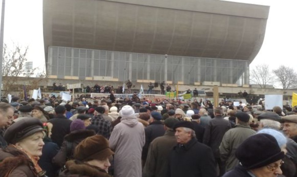 Gruodžio 10 d. prie Vilniaus Sporto rūmų įvyko protesto mitingas. Mitingą organizavo Lietuvos pagyvenusių žmonių asociacija, prie jo prisidėjo ir Pensininkų partija.