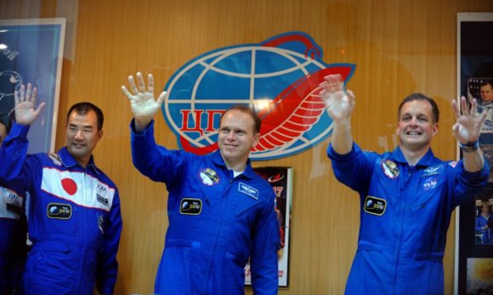 Astronautai Timothy J. Creameris (dešinėje), Olegas Kotovas ir Soichi Noguchi