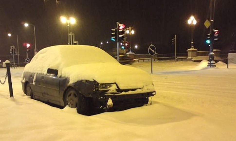 Apsnigtas automobilis prie Žvėryno tilto