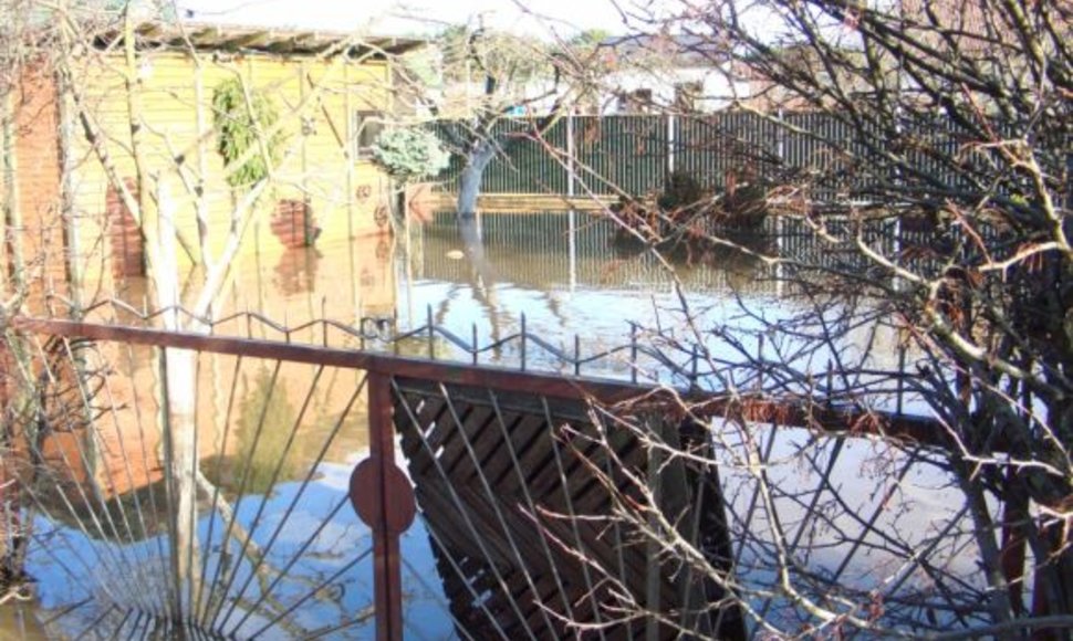 Radikių kaime likviduojami potvynio padariniai
